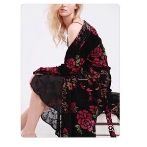 POL VELVET ROBE S can fit Medium too